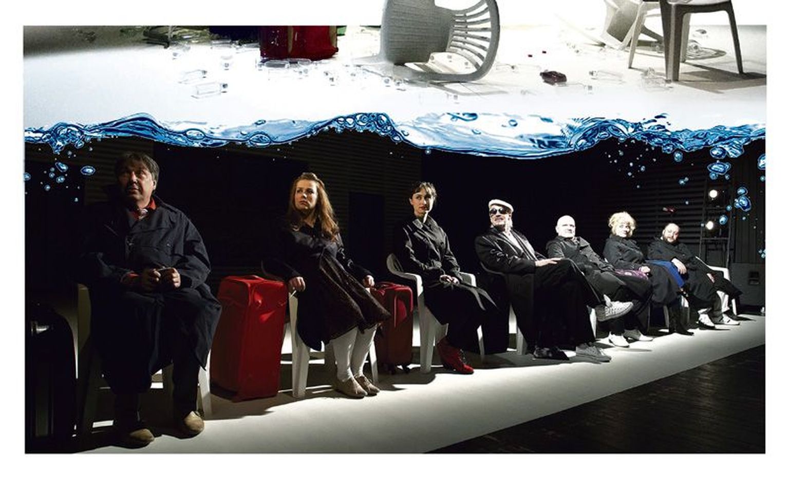 Steriilsetel plasttoolidel istudes ootavad reisijad, mis tulevik toob. Rollides Eduard Salmistu (vasakult), Anneli Rahkema, Natali Lohk, Toomas Suuman, Tarmo Tagamets, Kaili Närep ja Peeter Rästas.
