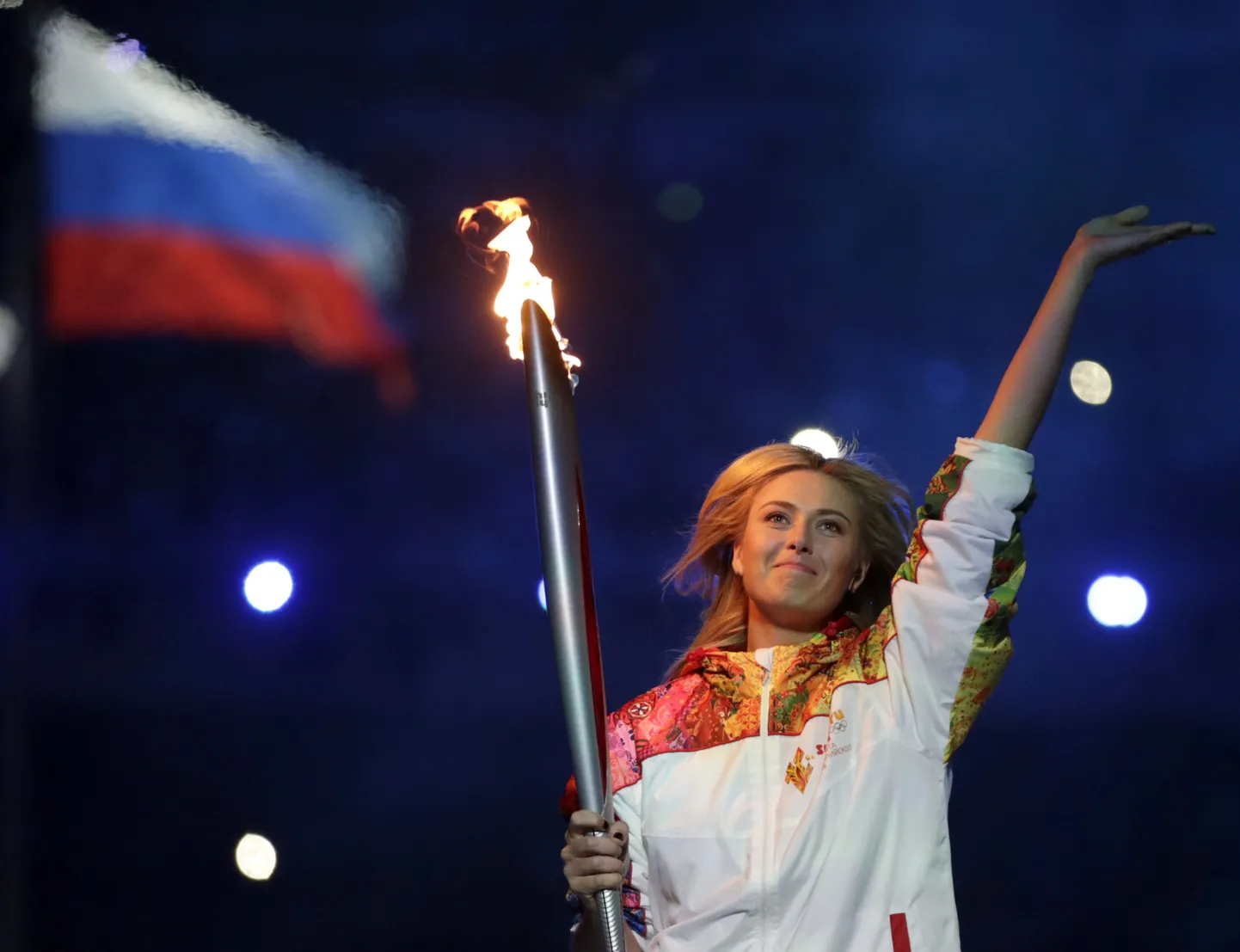 Мария Шарапова во время эстафеты олимпийского огня.