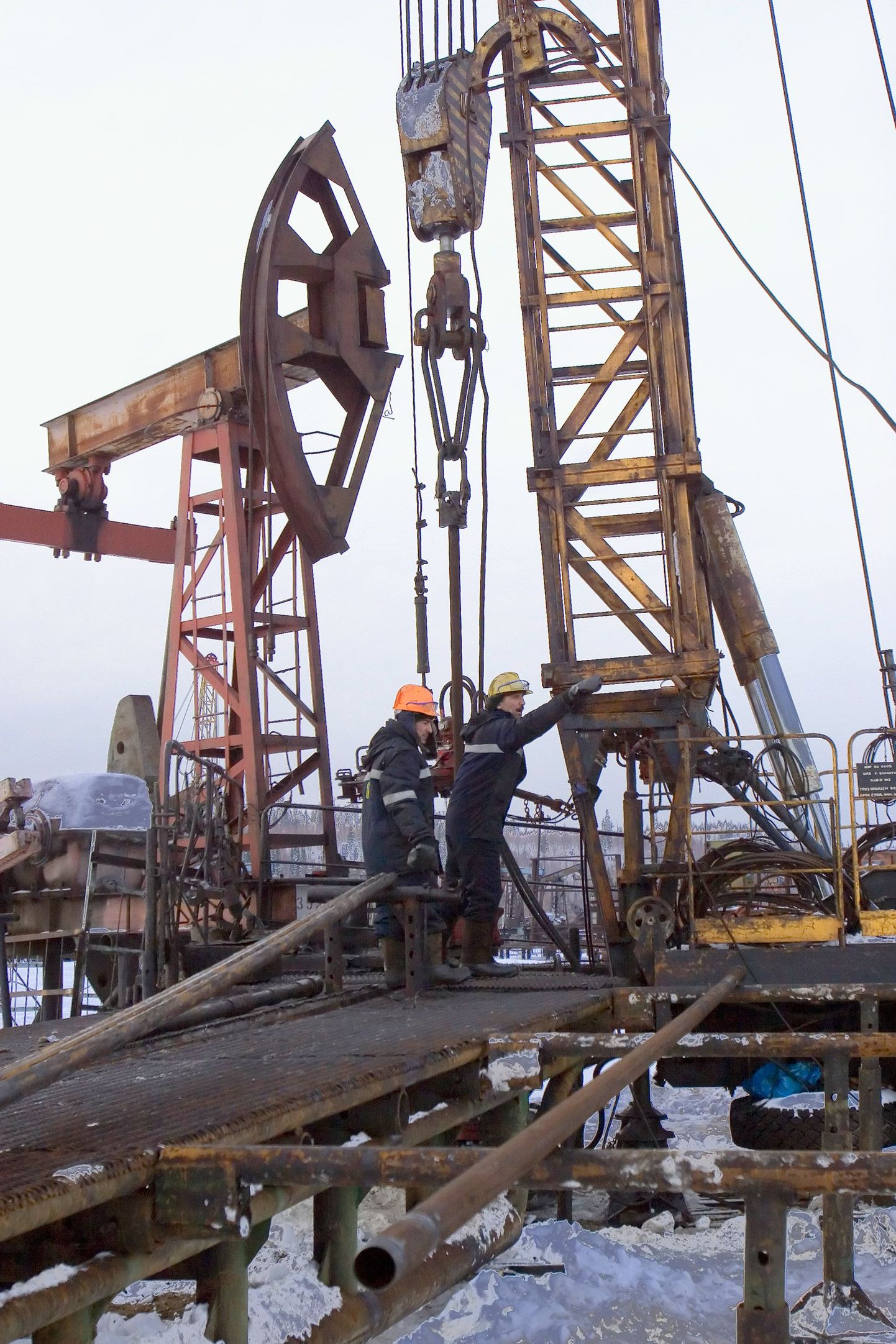 Töölised Jermakovskoje naftamaardlas, kus tegutseb firma Tjumenneftegaz.