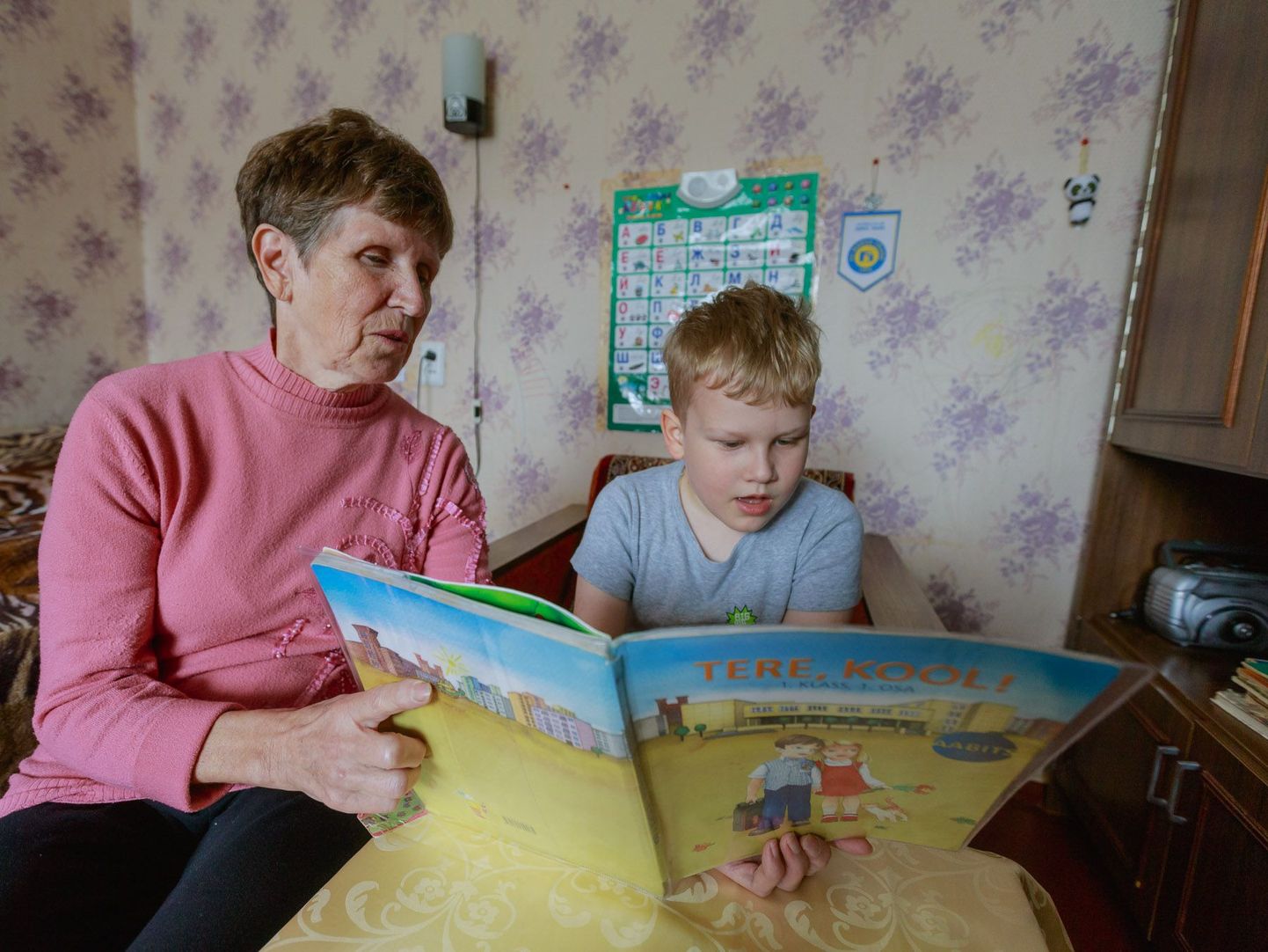Маленького Эльдара его бабушка Лариса учит дома читать по-эстонски.
