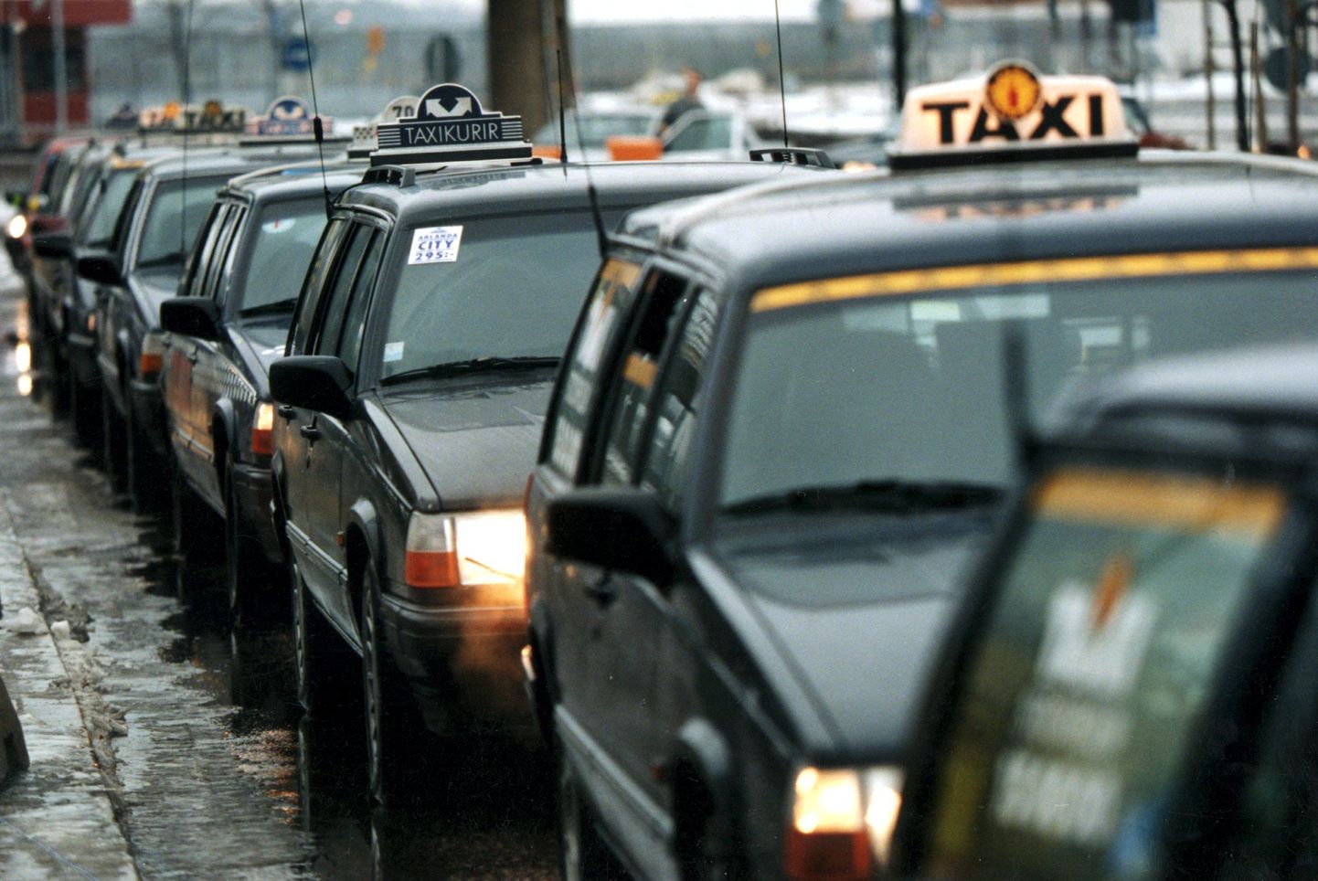 Stockholmis ootejärjekorras seisvad taksod.