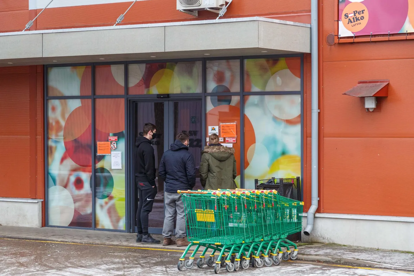 Koroonapiirangud on Lätis sulgenud nädalavahetusel need poed, mis ei müü esmatarbekaupasid. Superalko poe juurest pidi tühjade kätega tagasi tulema Eesti seltskond, kes polnud uute piirangute kehtestamise teadet näinud.