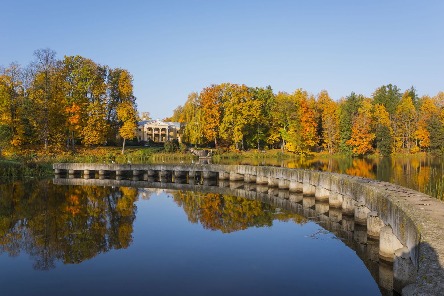 Sillapää lossi park asub looduslikul poolsaarel, mida ümbritseb poolkaarena järveks paisutatud Võhandu jõgi.