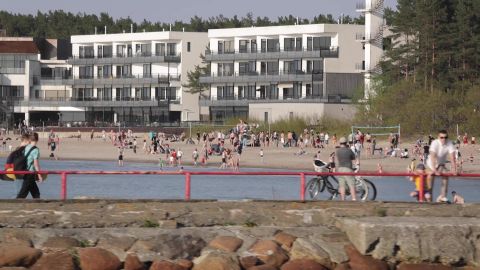 Смотрите, как таллиннцы открывают летний сезон на пляже Пирита (видео)