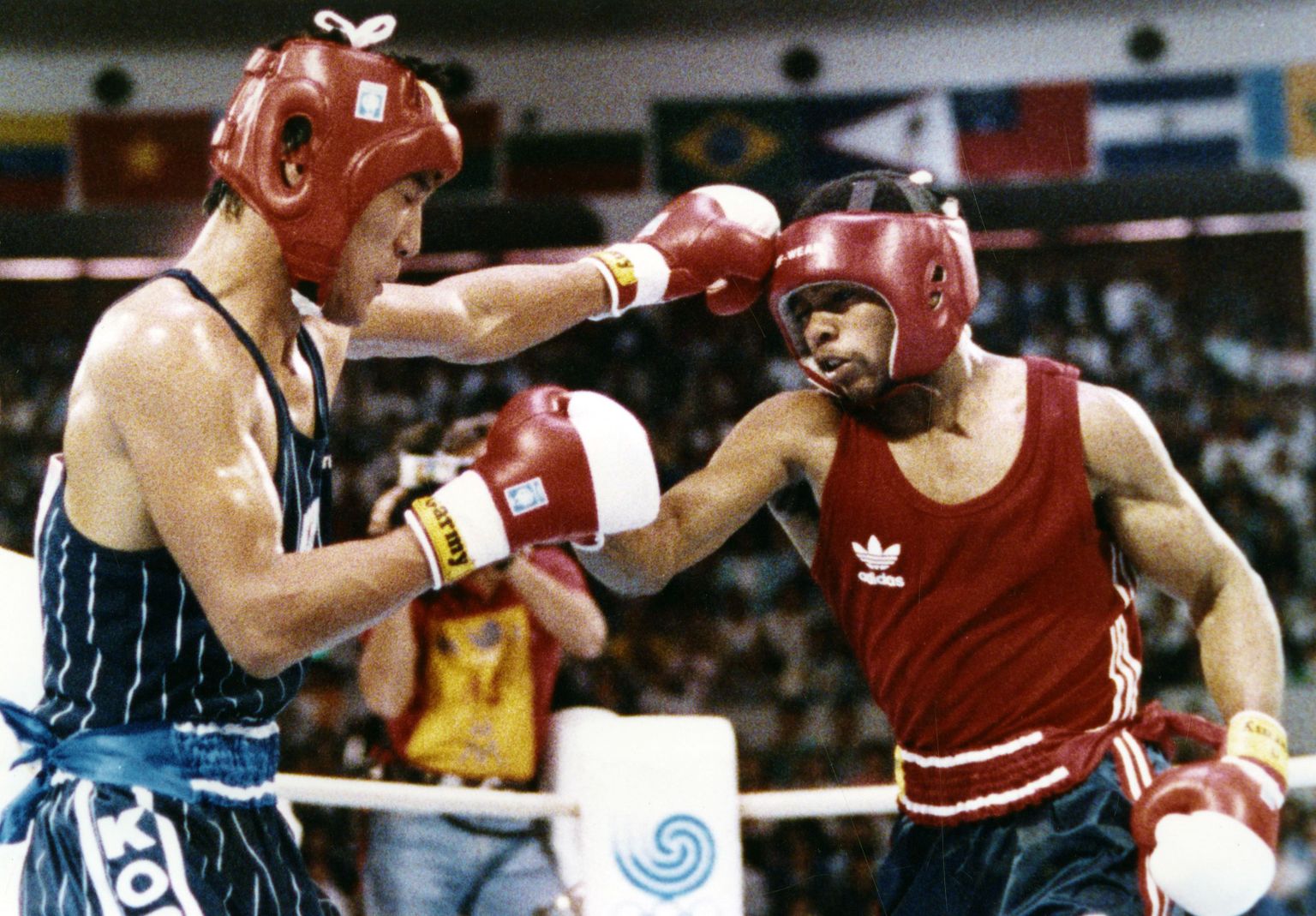 Park Si-hun (vasakul) ja Roy Jones Jri 1988. aasta Souli mängude finaalmatši tulemus šokeeris kogu maailma.