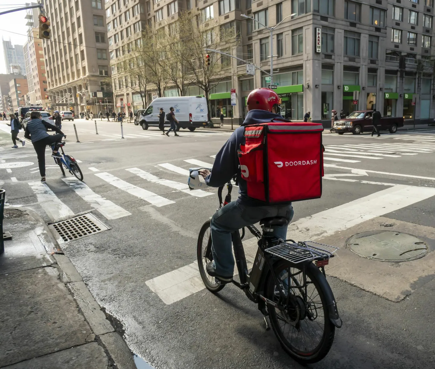 Suured riskikapitalifirmad on ostnud börsilt USA toidukullerfirma DoorDash aktsiaid.