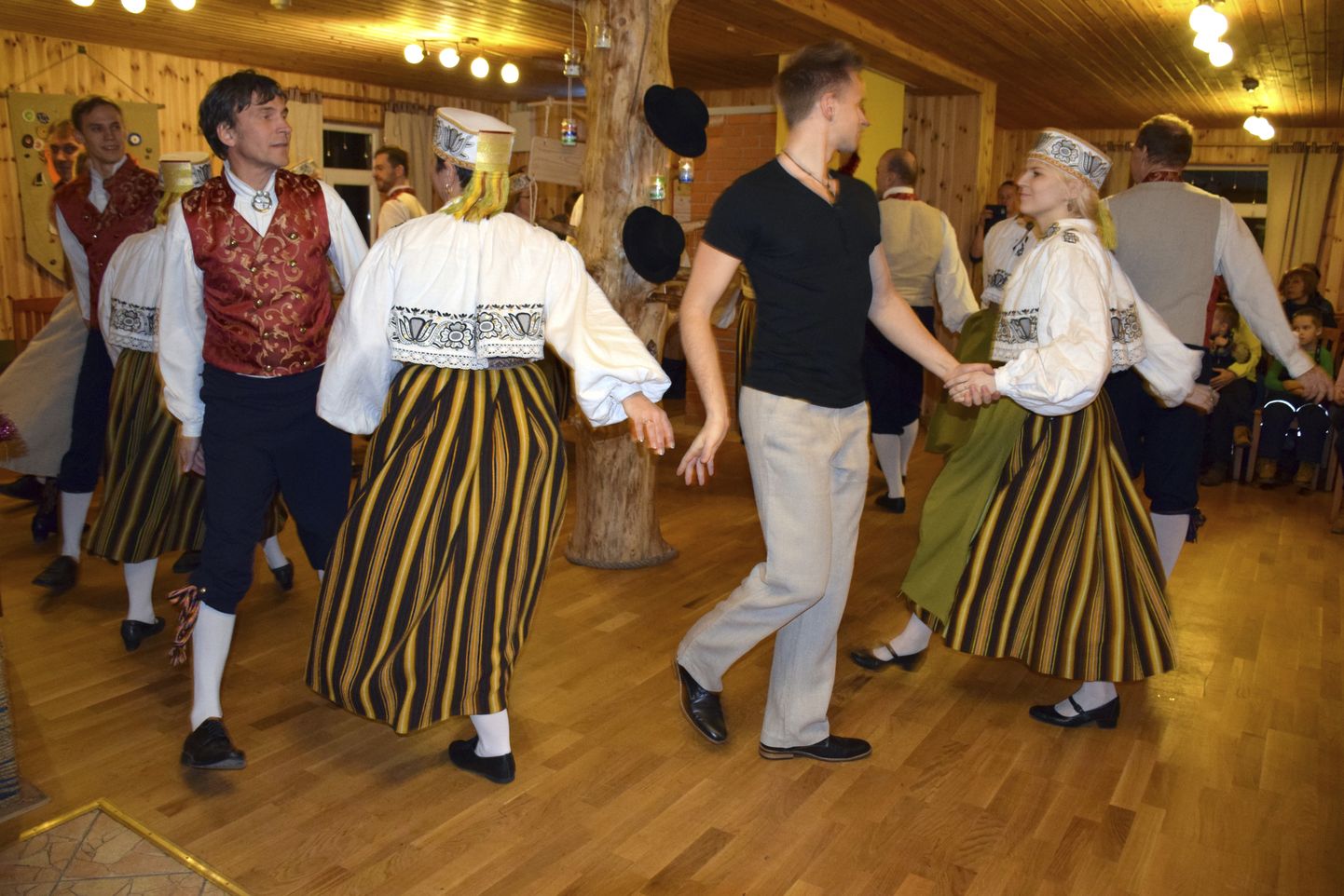 Möödunud nädalavahetusel lõid tarapitalased tantsu lahti Eipri külamajas.