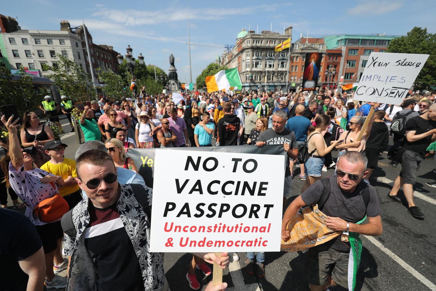 Piirangute ja vaktsiinide vastu meelt avaldanud protestijad juulis Dublini kesklinnas O&#39;Connelli sillal. Professor Ciara Greene&#39;i sõnul ei tohiks vaktsineerimisvastaseid pidada lootusetuteks juhtumiteks, selle asemel tuleks püüda neid mõista.