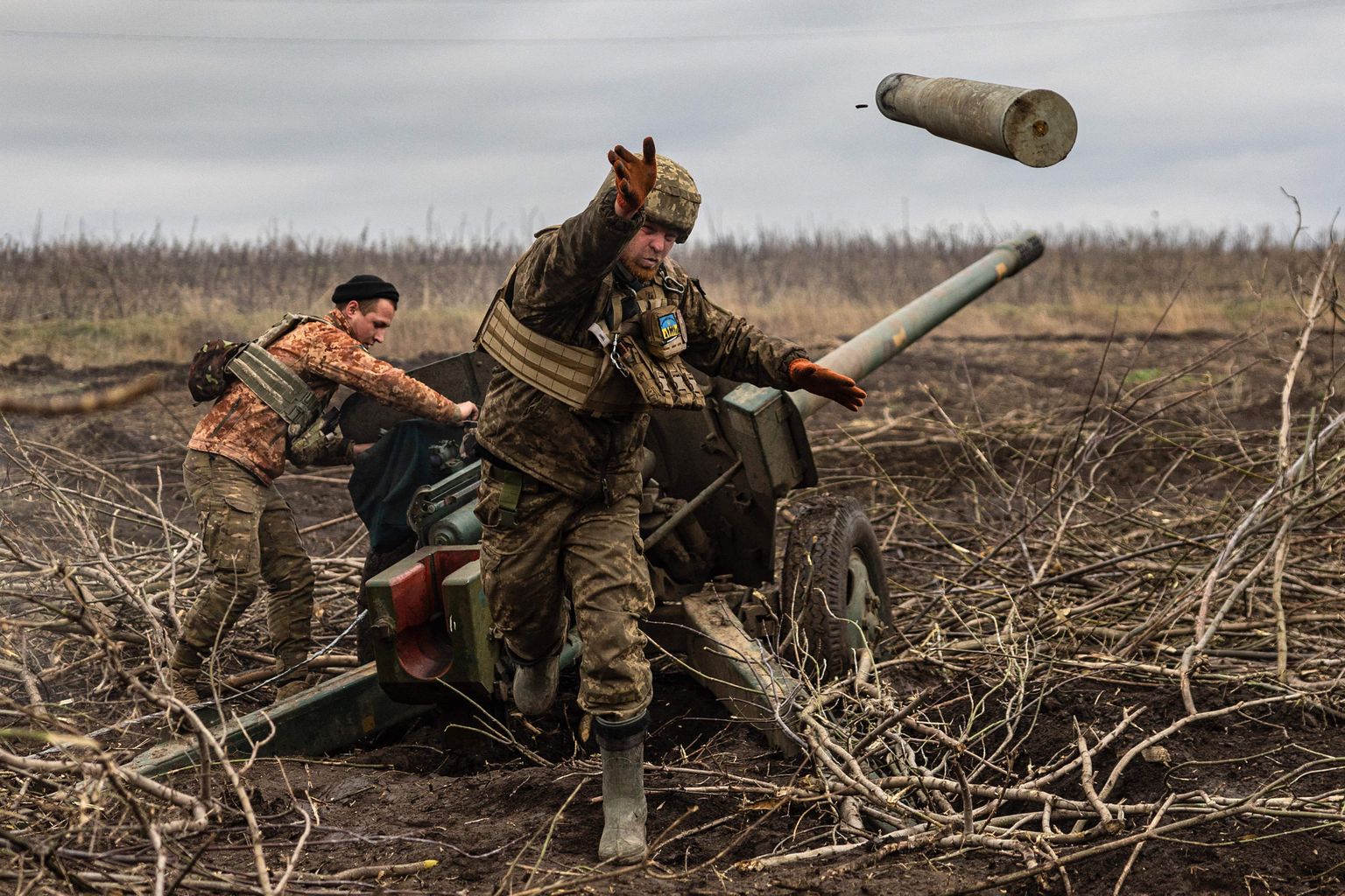 Ukraina suurtükiväelane viskamas tühja mürsku pärast Vene positsioonide pihta tulistamist Bahmuti äärelinnas 30. detsembril.