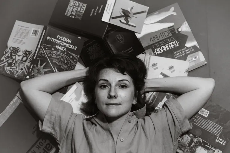 Ксения Ремезова среди своих и чужих книг об авангарде.