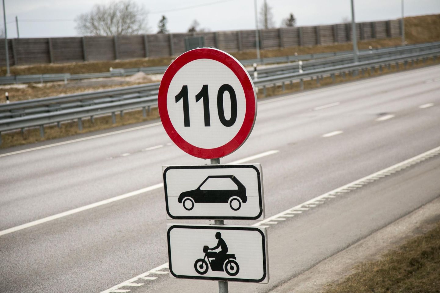 Liiklusmärk 110 km/h. FOTO: Dmitri Kotjuh/JÄrva Teataja/scanpix