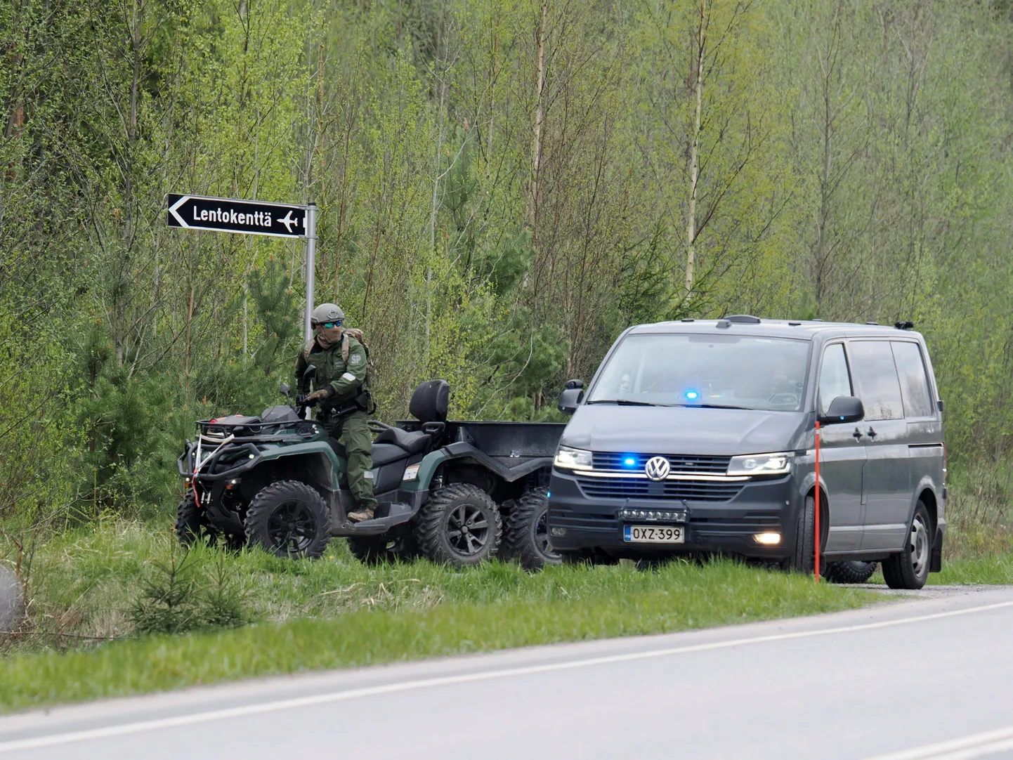 Maastikukulgur möödub politseisõidukist, et siseneda õnnetuspaigale Eura lennuvälja lähedal.