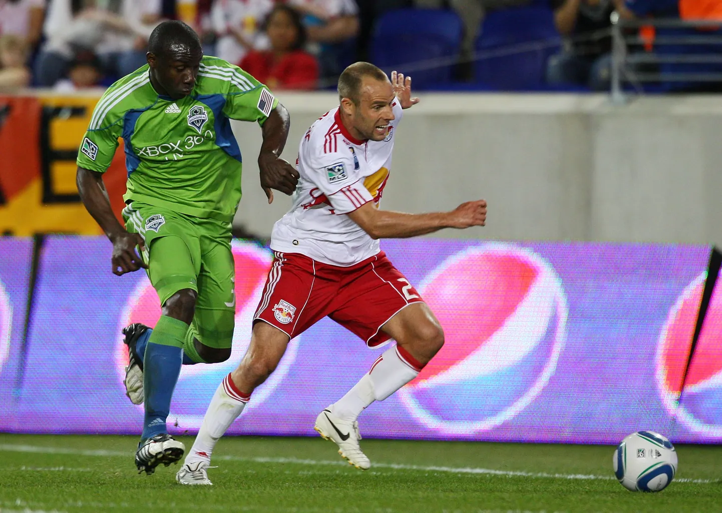 Joel Lindpere (paremal) mängus Seattle Soundersi vastu.