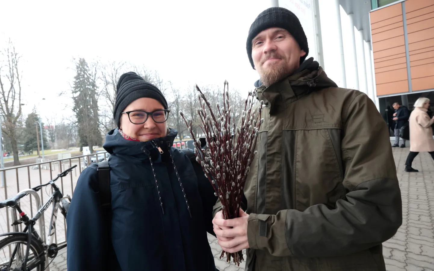 Naist võib üllatada ka originaalsusega. Näiteks kinkis Märt Reinvee oma kaasale Kristi Kaldamäele naistepäevaks kimbu pajutibusid, mis naist ütlemata rõõmustas.