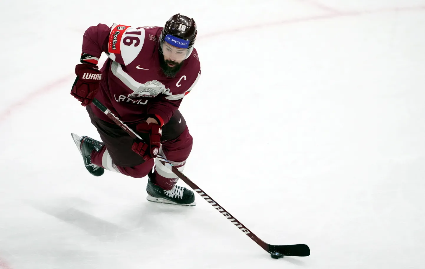 Latvijas hokeja izlases spēlētājs Kaspars Daugaviņš