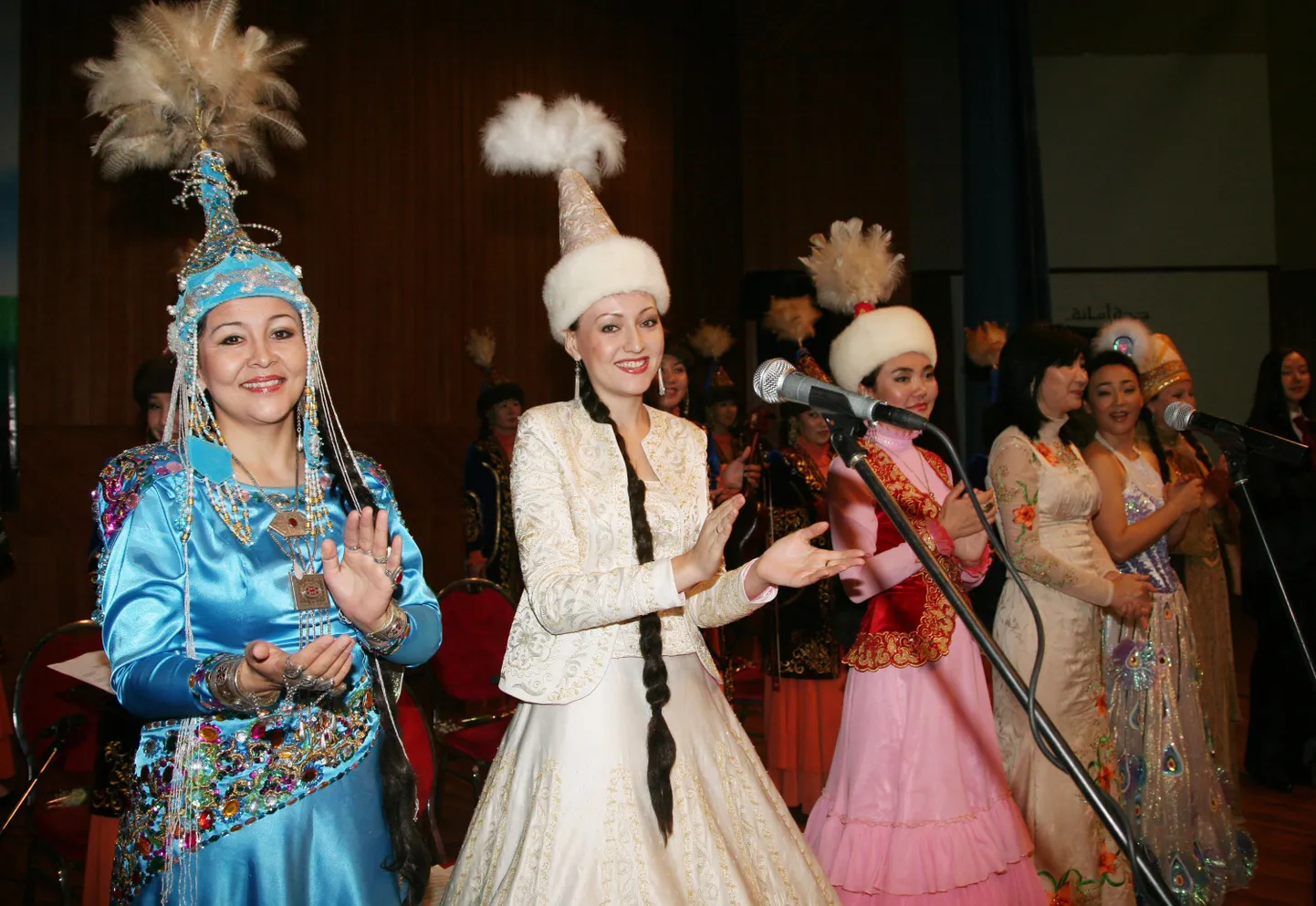 Kasahhi rahvariides tantsijad.