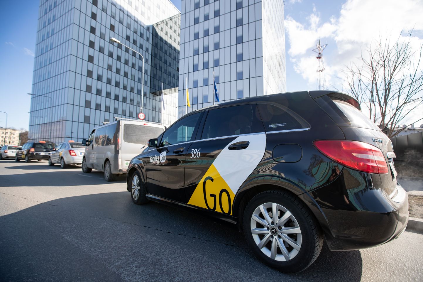 Yandexi taksojuhid korraldasid mullu 1. aprillil Tallinnas superministeeriumi ees ettevõtte tegevuse keelustamise vastu  meeleavalduse.