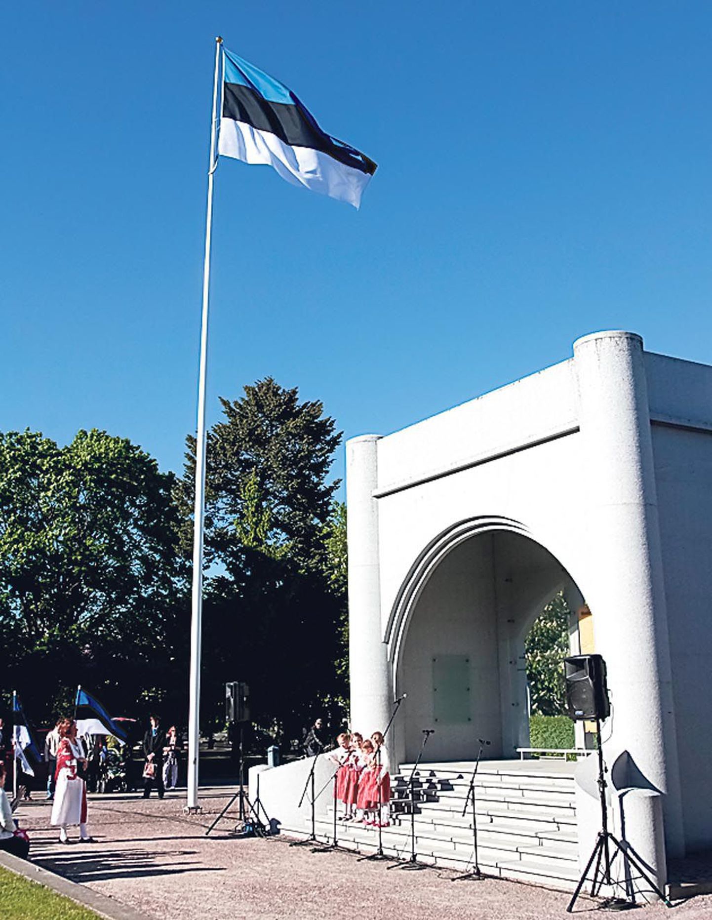 Üks monument Eesti Vabariigi väljakuulutamisele Pärnus on Rüütli platsil, teist kavandatakse.