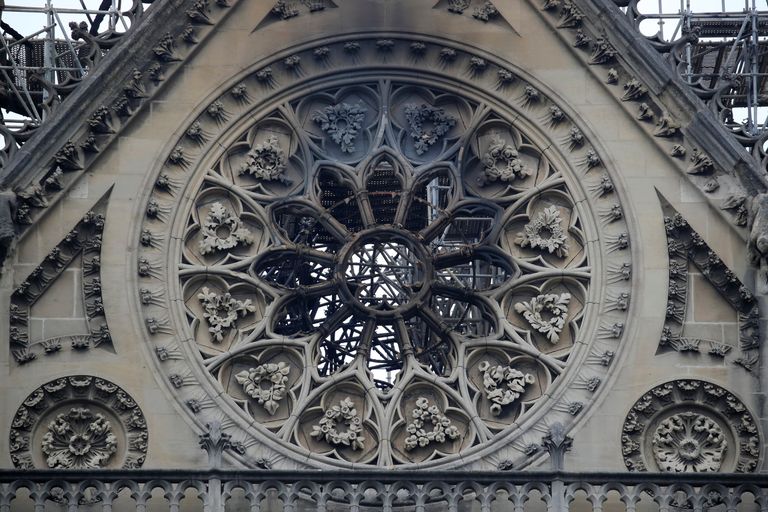 Pariisi Notre-Dame'i üks roosakendest, mis sai tulekahjus kannatada