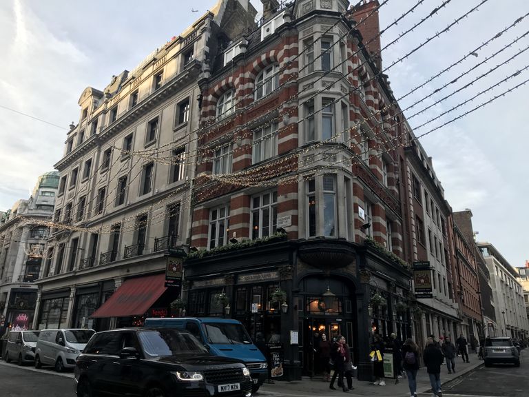 Ilus foto Londonist, kuhu on peale jäänud ka Nando's restoran - koht, kuhu oleksin tahtnud minna õhtust sööma, aga see oli minu jaoks tol päeval lihtsalt liiga kallis.