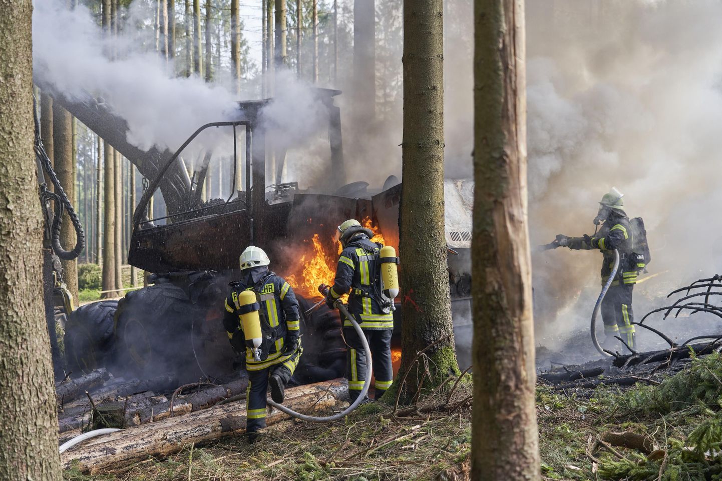 Saksamaal hävis tulekahus metsatöödel süttinud harvester.