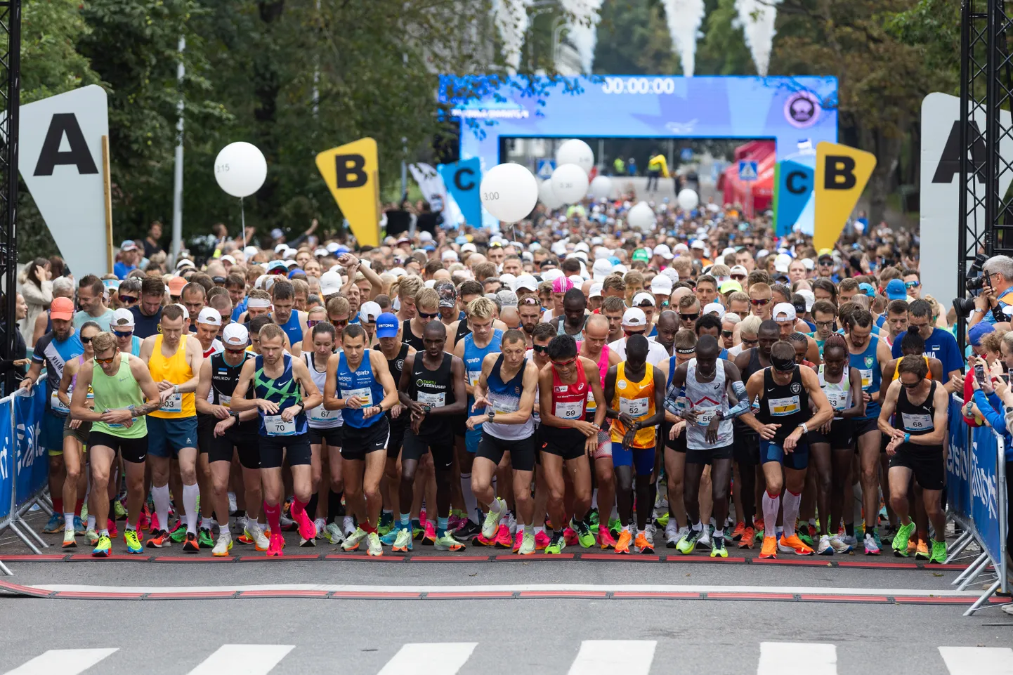 Kolmandat aastat järjest saab Tallinna Maraton stardi Toompea jalamilt Falgi teelt. Tänavu tuleb kõikide distantside peale kokku starti rekordilised rohkem kui 25 000 osalejat.