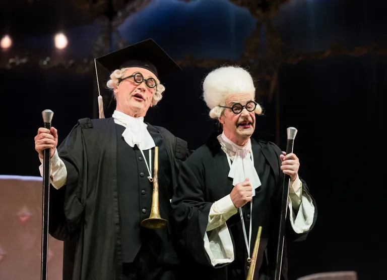 Väino Puura ja Tõnu Kilgas seniilsete professoritena operetis «Linnukaupleja». Foto: LIIS TREIMANN
