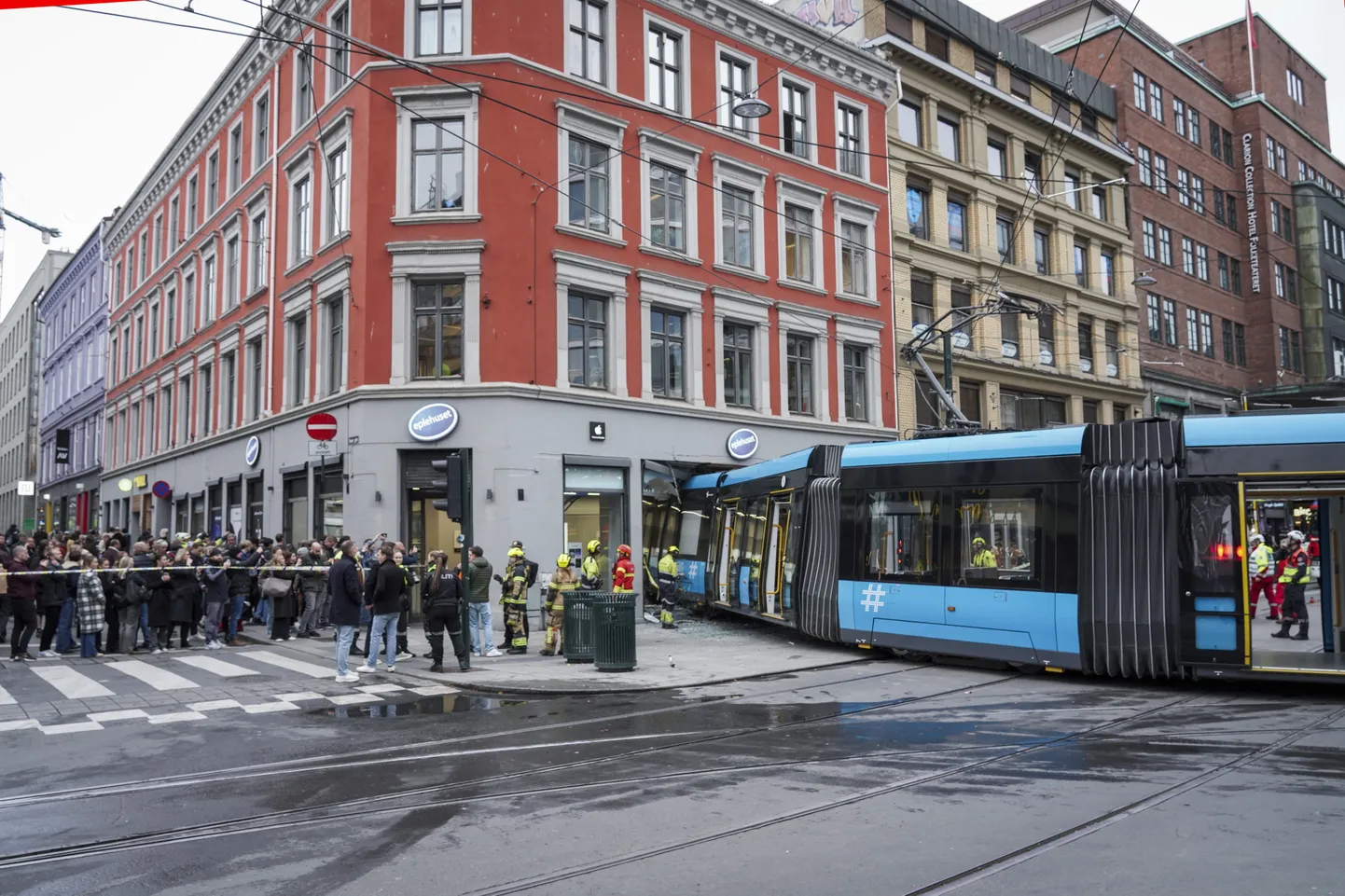Oslo südalinnas sõitis tramm rööbastelt maha.