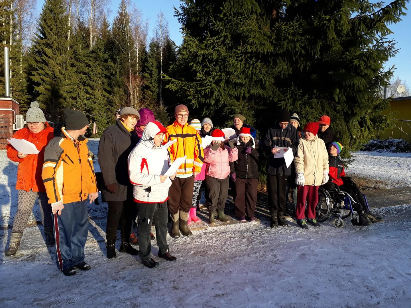 Maarja küla elanikud laulsid pühapäeval koos külalistega õuekuuse all jõululaule. Pärast valmistati üheskoos piparkooke. Li Sammel