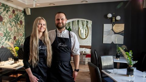 Galerii ⟩ Pärnu vanalinnas avas uksed uus restoran, tuntud ruumides puhastati energiat viirukiga