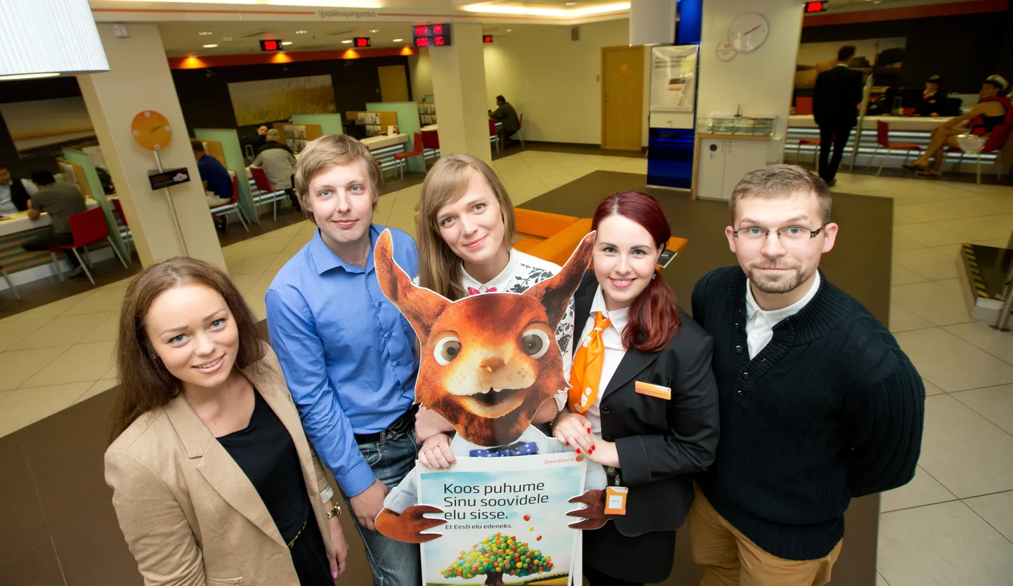Swedbanki praktikandid Johanna Maria Mertsina, Rainis Karro, Elis Krevald, Brenda Maria Törmälehto ja Tanel Joosep näevad pangas töötamist täiesti erinevalt.