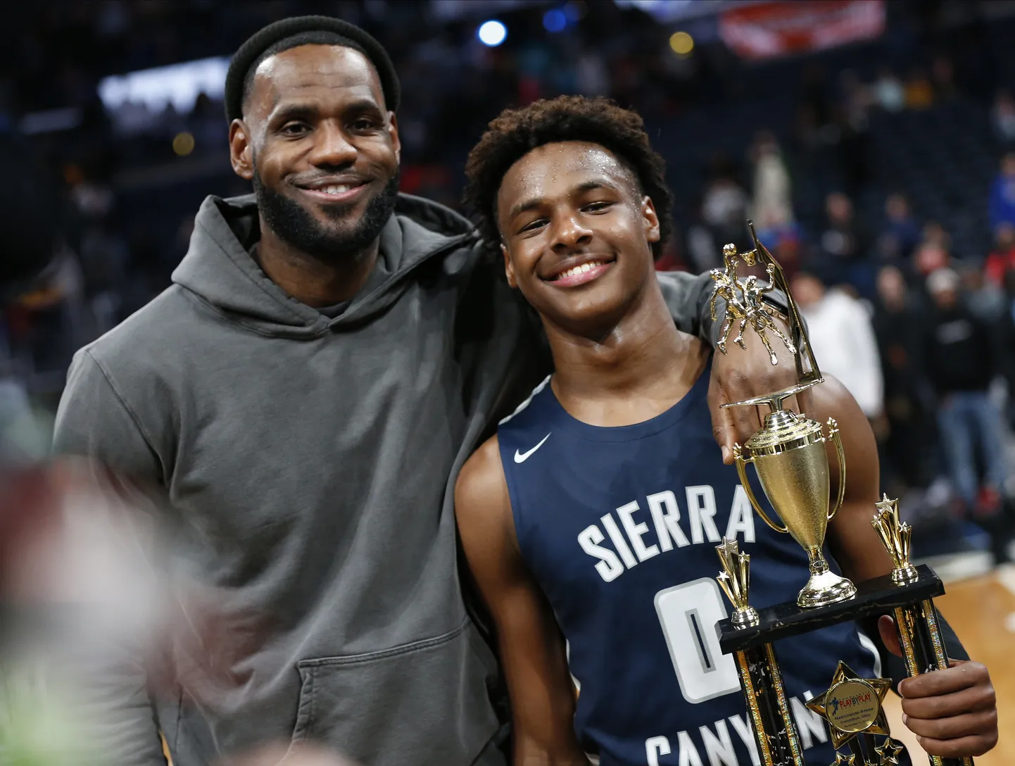 NBA zvaigzne Lebrons Džeimss ar dēlu Broniju