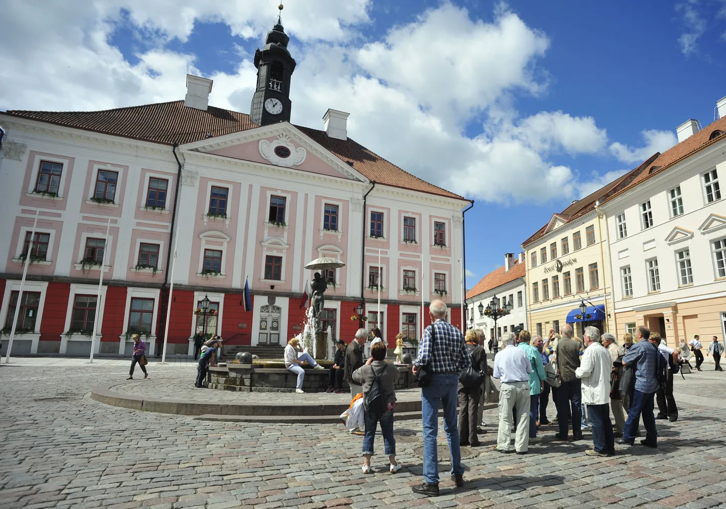 Turistide gruppTartu Raekoja platsi uudistamas.