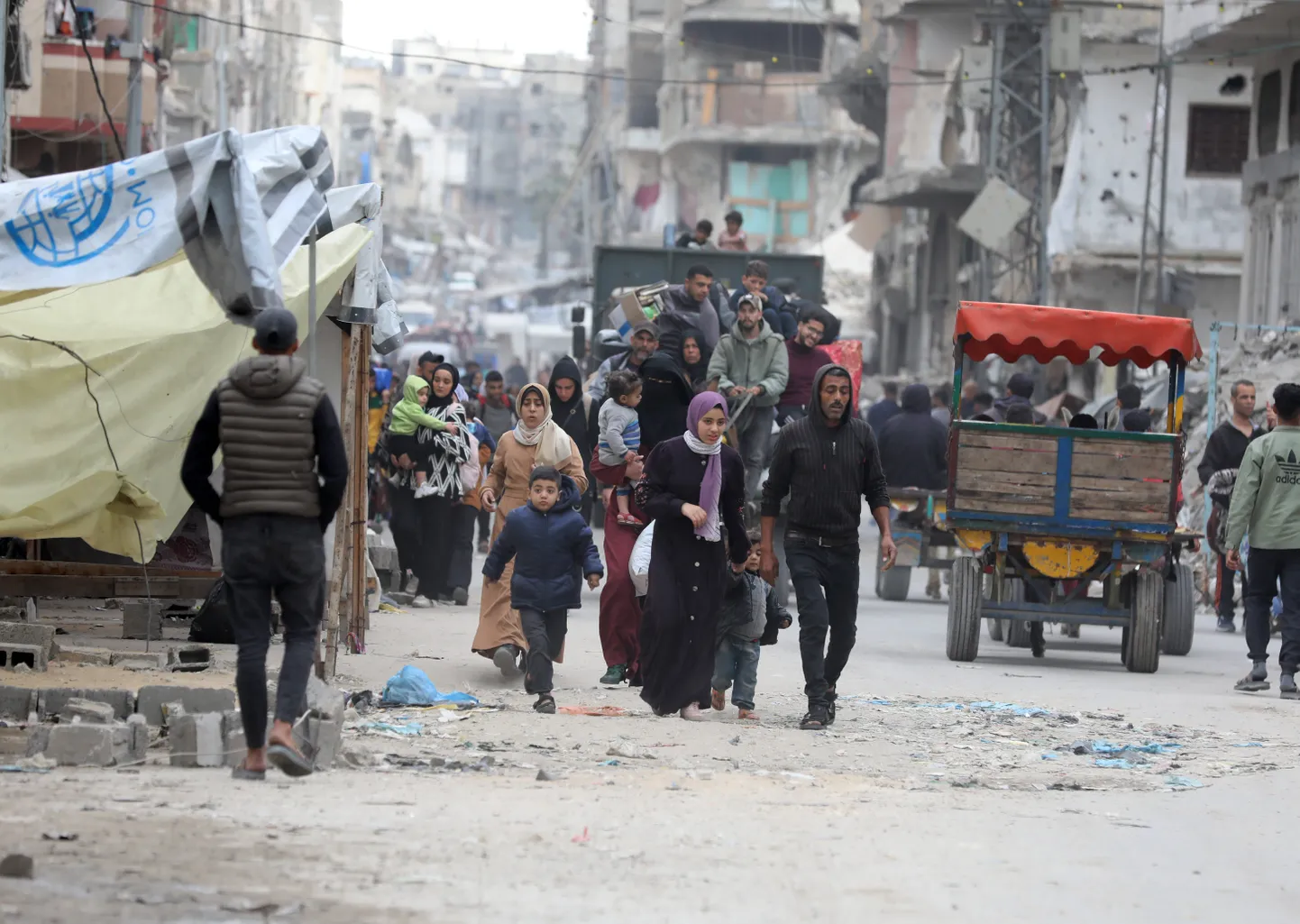 Palestīnieši, kas dzīvo Šudžeije apkaimē, uz austrumiem no Gazas pilsētas, pamet Gazas apgabalu 2025. gada 11. aprīlī.