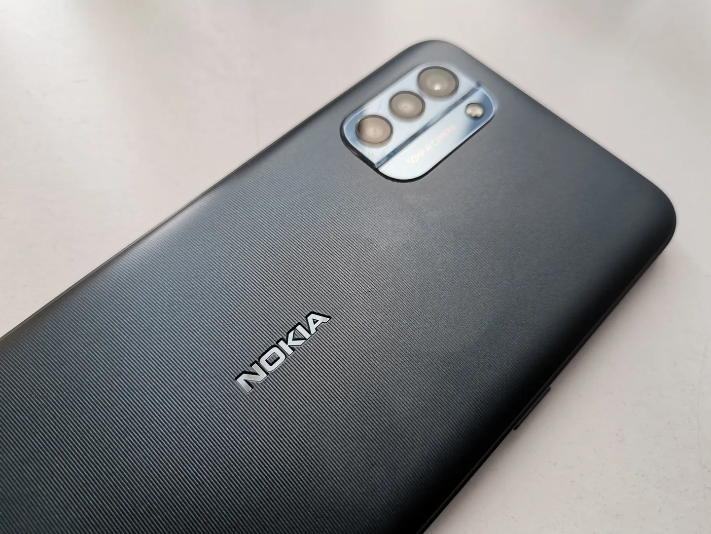 Nokia G21 kergelt triibutatud tagakülg aitab Nokiast paremini kinni haarata.