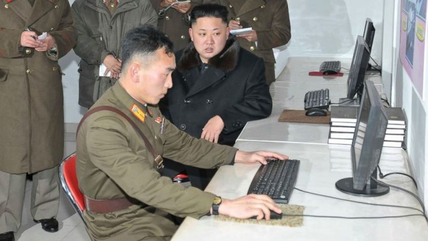 Põhja-Korea juht Kim Jong-un ja sõdur, arvuti taga.