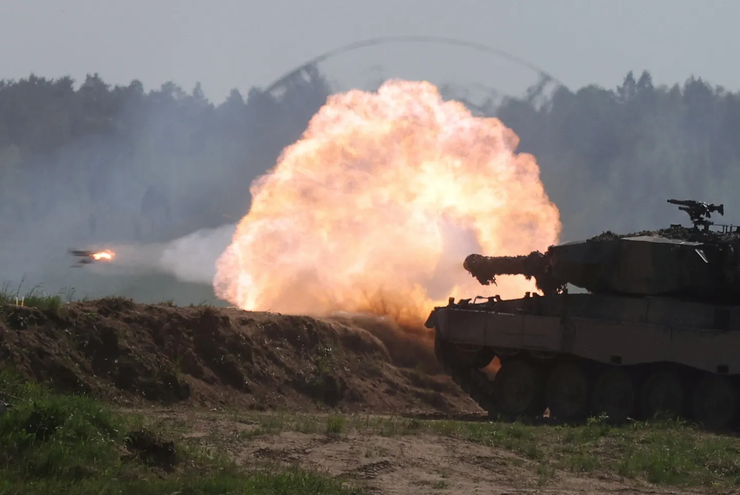 Poola Leopard 2 tank tulistab õppustel.