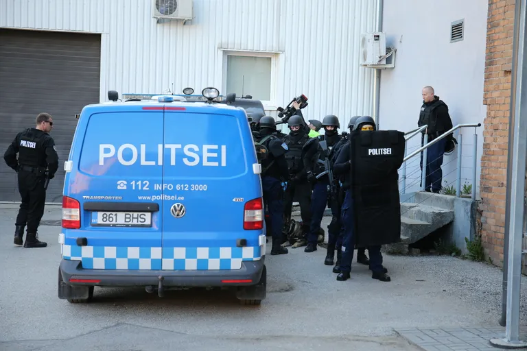 Riia tänaval mängitakse läbi pantvangikriisi.