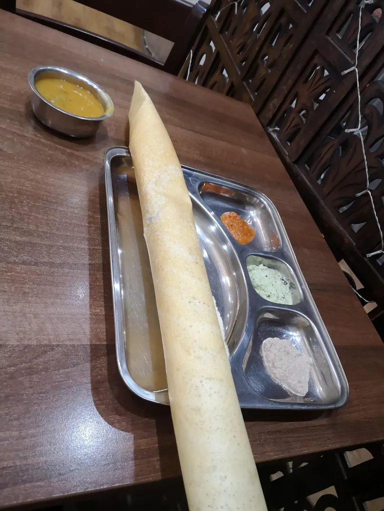 Eksootilise toidu austajale on Slough paradiis: siin saab viie-kuue naela eest pea kõike, alustades piri-piri vürtsidega praekanast kuni India lõunaosas armastatud dosani (pildil).