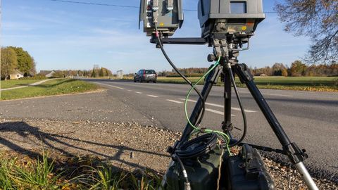 Politsei hakkab autojuhte teisaldatavate kiiruskaamerate eest paremini hoiatama