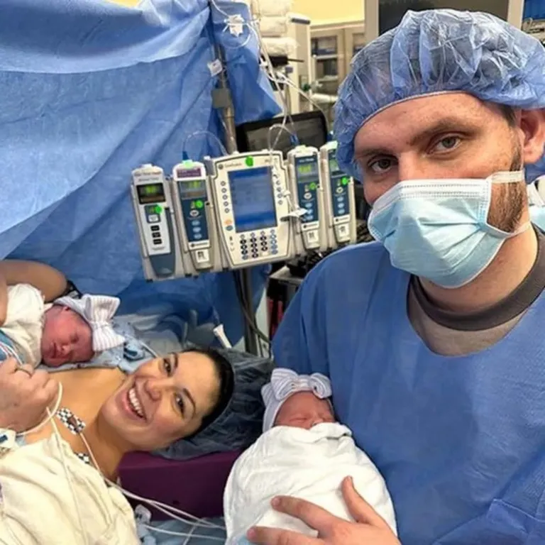 Келси (на фото с новорожденными и мужем Калебом) сначала думала, что эмбрион есть только в одной матке.