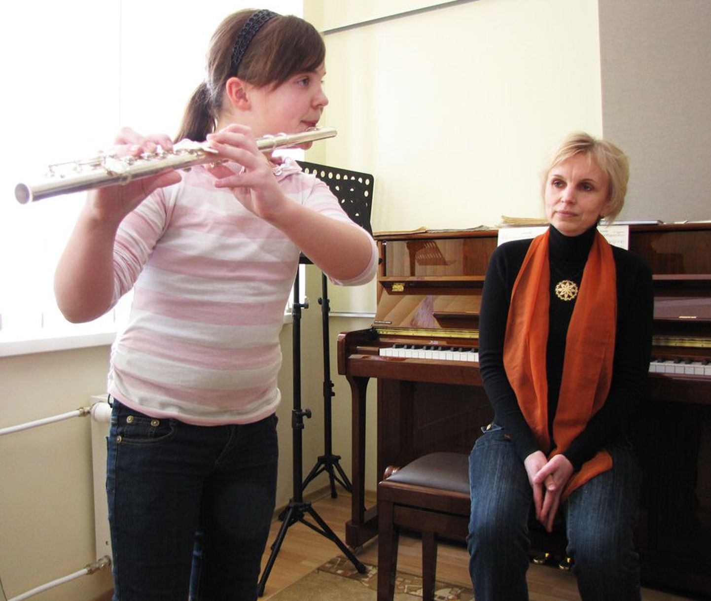 Türi muusikakooli flöödiõpetaja Viia Ivask (paremal) on Järvamaa mullune aasta õpetaja. Tema õpilast Kerstin Laanemetsa on saatnud edu mitmel puhkpillikonkursil.
