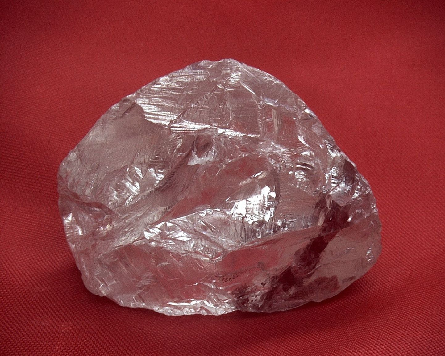 А этот алмаз "всего лишь" в 158,2 карата, стоимость его оценивается в 1,5 миллионна долларов, найдет в прошлом году в шахте Нюрба, республики Саха, Якутия  (AK Alrosa OAO press)