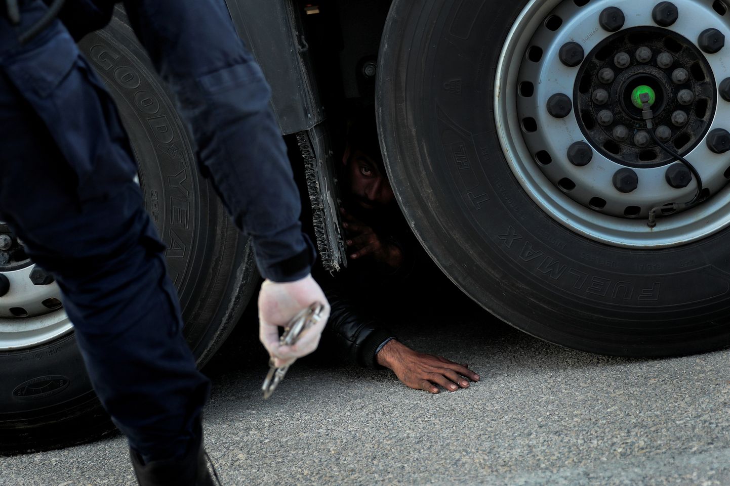 Migrant end kaubiku all Kreeka politsei eest peitmas.