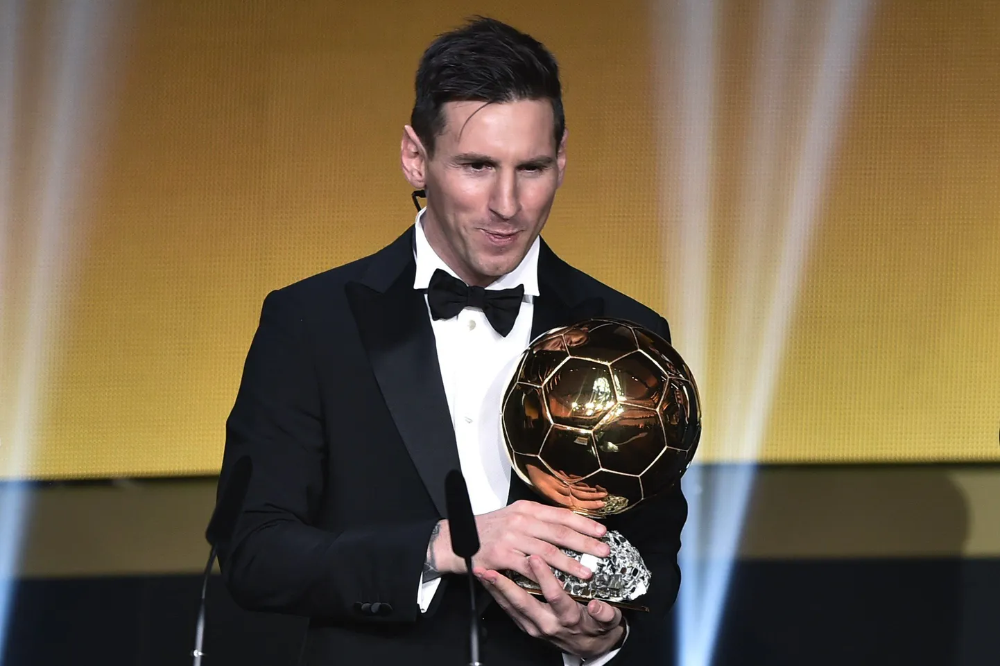 Лионель Месси признан лучшим футболистом 2015 года.