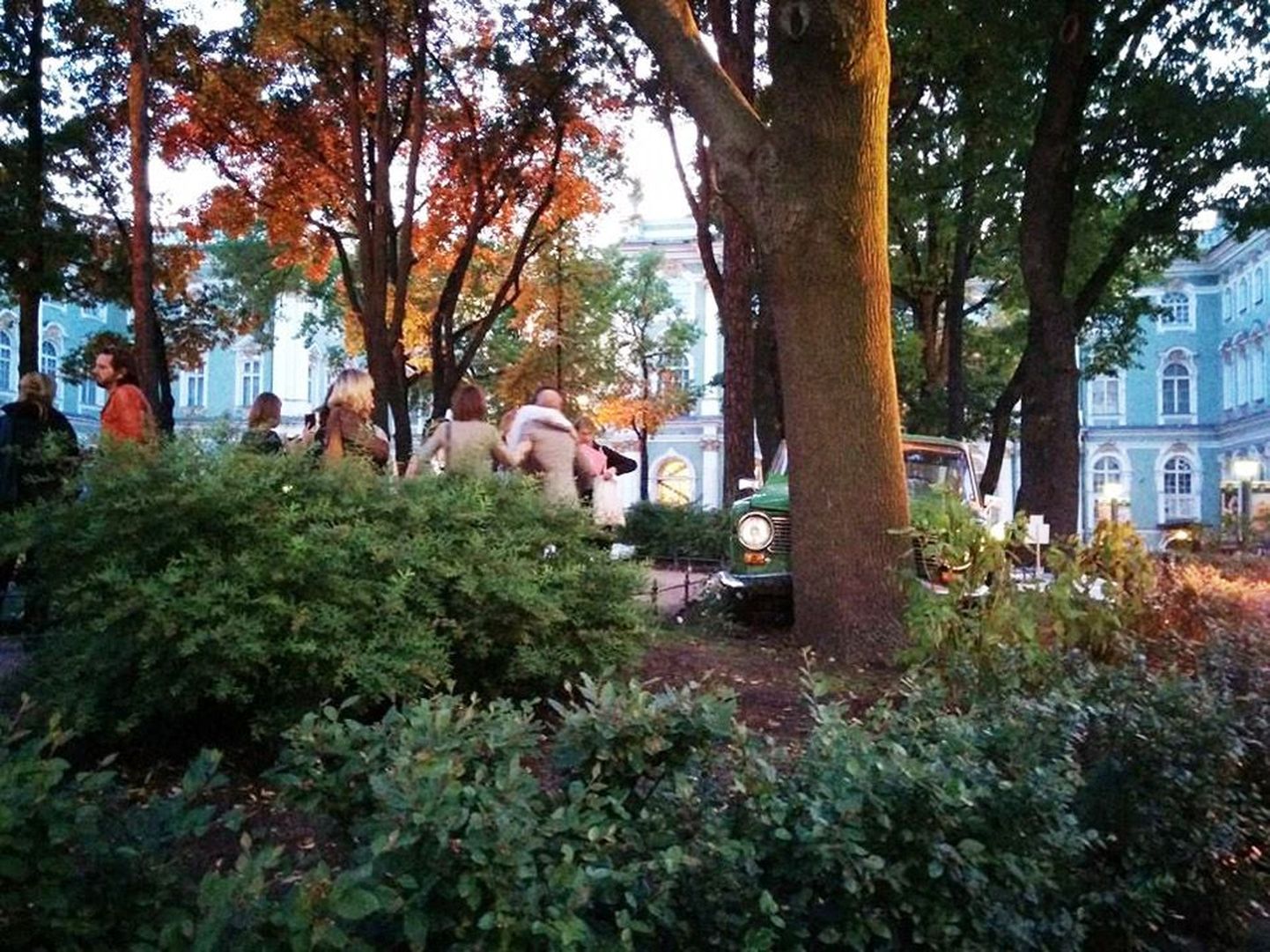 Francis Alyse mälestusteauto on sõitnud Ermitaaži aias vastu puud. Nii jääb. Rõõmus sagin auto ümber on osa Manifesta avamispeost.