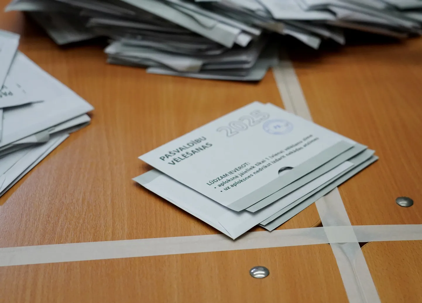 Tiek atvērta balsojumu urna pašvaldību vēlēšanās 75. vēlēšanu iecirknī Rīgas Valsts 1. ģimnāzijā.