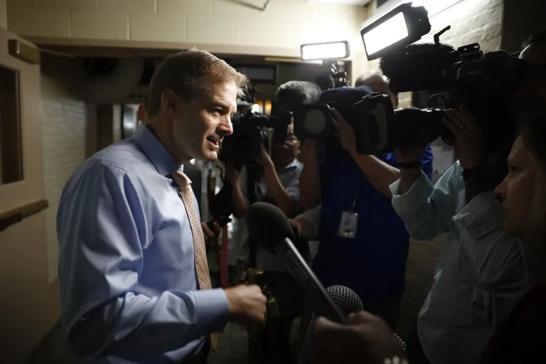 Esindajatekoja saadik Jim Jordan on langenud turmtulle alla süüdistustega, et ta aitas kinni mätsida Straussi tegusid.