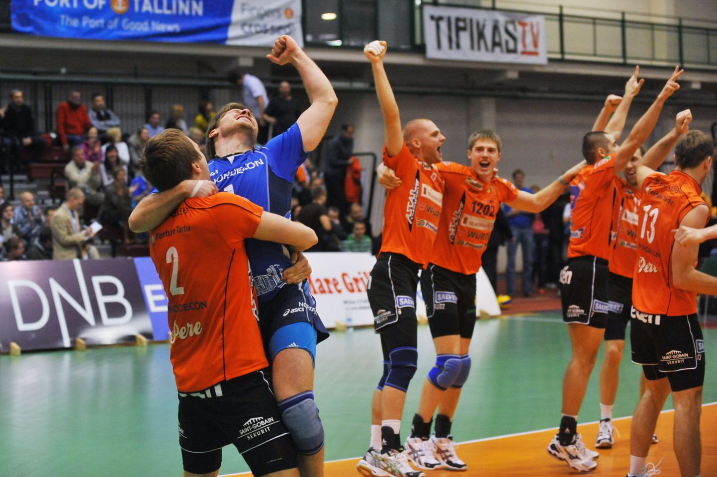 Ühisliiga võitja Tartu Pere Leib asub poolfinaalis püüdma võitu Pärnu VK üle.