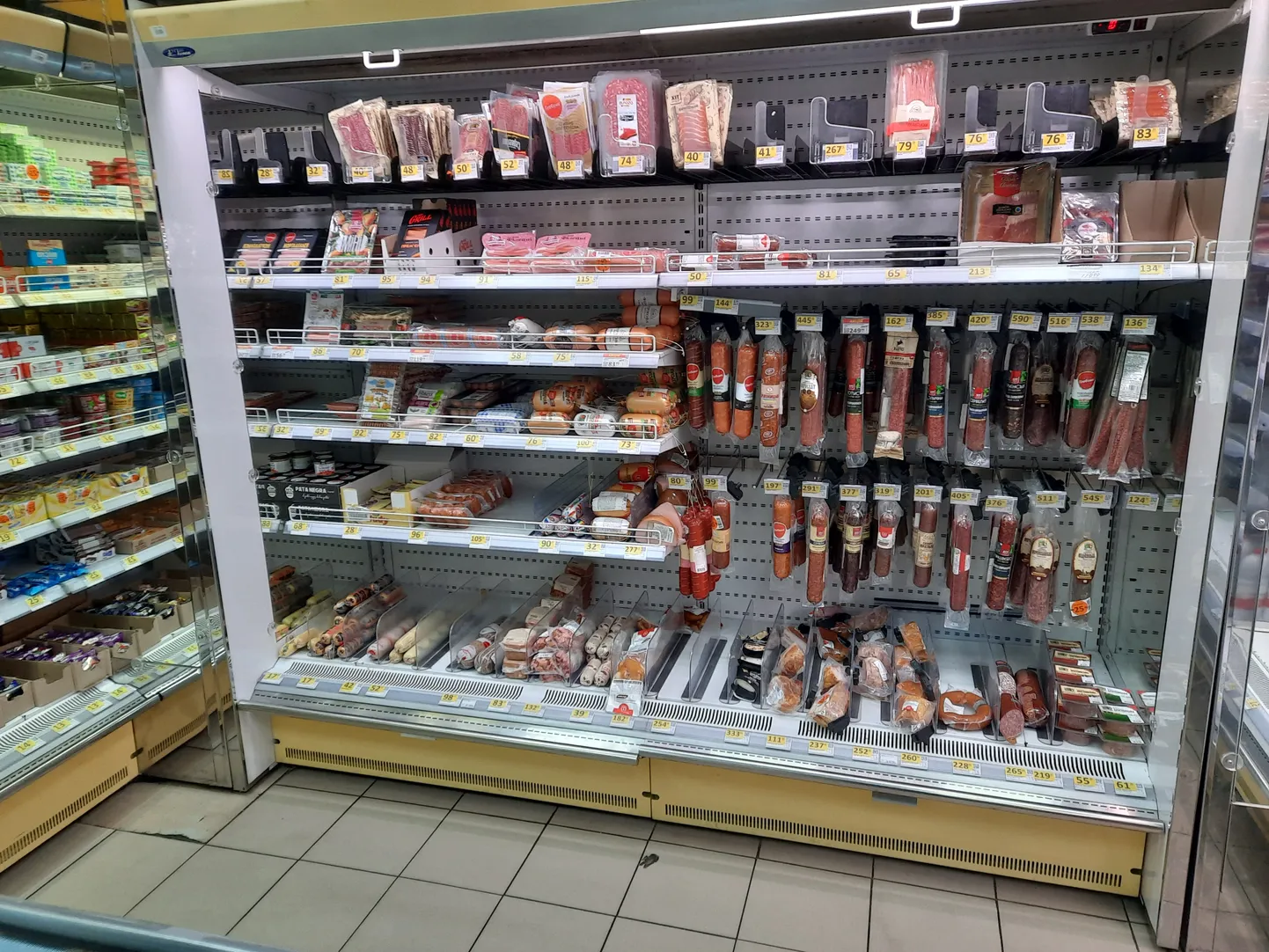 Отдел колбас и сосисок.